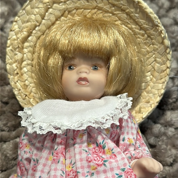 DOLL in a suitcase box with a set of dresses - Picture 12 of 15